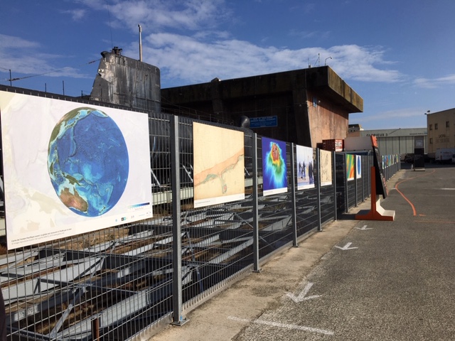 exposition photo devant le sous-marin Floren à Lorient